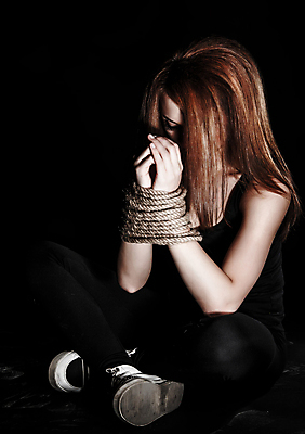 포토 JPG 해외이미지 백인 여자 감정 무기 밧줄 백그라운드 컨셉 넥타이 바닥 관리 한명 앉기 검은색 어둠 고통 자유 슬픔 흰색 기도 표현 좌절 야간 감옥 매듭 열정 우울증 죄수 해외202004 해외포토 자연요소 서양인 1 잡화 줄 컬러 모션 사람 질병 파일형식 이미지허브