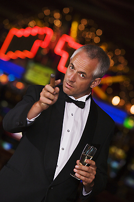 포토 JPG 해외이미지 백인 커플 여자 40대 한명 성인 게임 도박 저녁 소프트포커스 카지노 각도 블러 해외202004 해외포토 서양인 1 중년 관계 놀이 촬영기법 사람 야간 파일형식 이미지허브