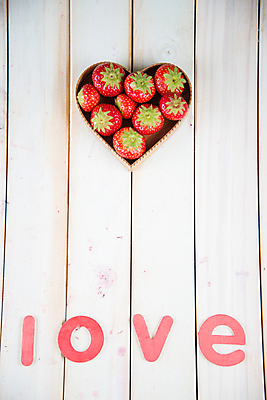 포토 JPG 해외이미지 라이프스타일 접시 열매 음식 백그라운드 다이어트 과일 자연 탁자 딸기 디저트 건강 사랑 사람없음 목재 빨간색 바구니 주방 흰색 하트 직물 달콤 유기농 베리 내추럴 숙성 정물화 해외202004 해외포토 모양 나무 식물 식기 웰빙 감정 컬러 가구 재료 생활 맛 그림 생태계 파일형식 이미지허브