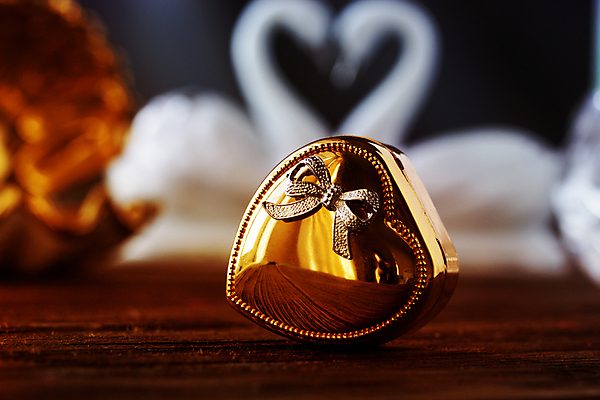 포토 JPG 해외이미지 계절 리본 종교 종이 문화 백그라운드 크리스마스 겨울 포장 휴가 선물 사람 이벤트 사람없음 장식 가로 빛 상자 노란색 파티 우주 활발 금지 축하 생일 화려 황금 소프트포커스 컨테이너 바느질 묶기 오브젝트 활 빛망울 광 소셜 전국 포장소품 해외202004 해외포토 기념일 산업 컬러 컨셉 모션 촬영기법 포장재료 파일형식 이미지허브