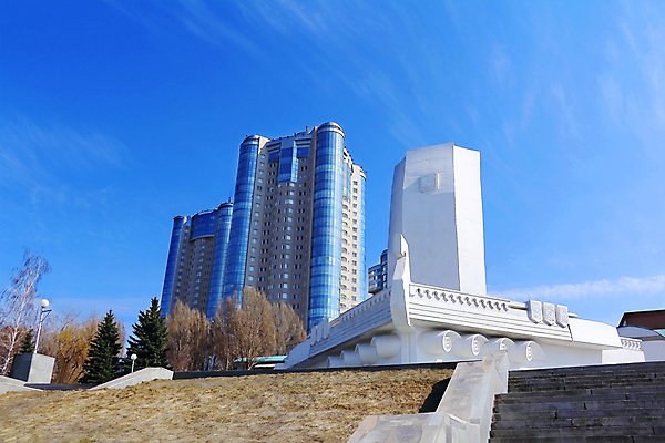 포토 JPG 해외이미지 외관 산업 건축양식 하늘 주택 풍경 사람없음 건물 파란색 고층빌딩 도시 보트 땅 심볼 러시아 타운 사기꾼 해외202004 해외포토 건축물 건축 유럽 컬러 배_교통 빌딩 파일형식 이미지허브