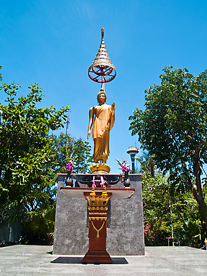 포토 JPG 해외이미지 나무 식물 아시아 종교 포즈 불교 우산 모션 태국 하늘 서기 동양인 사람없음 파란색 조각상 걷기 가운 황금 방콕 놋쇠 신앙심 제의 해외202004 해외포토 옷 나라 컬러 인종 조형물 파일형식 이미지허브