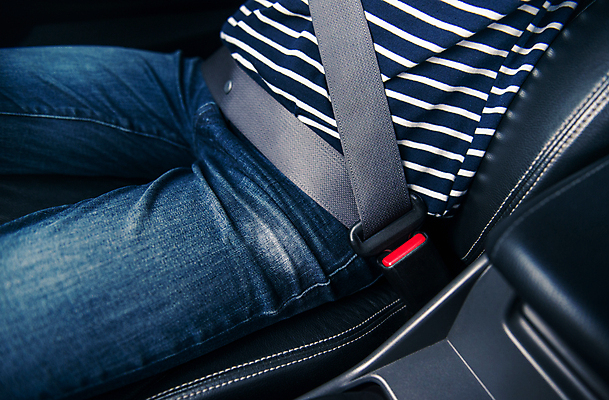 포토 JPG 해외이미지 1 손 여행 컨셉 의자 교통시설 자동차 열쇠 건강 안전 사람없음 빨간색 금속 검은색 운전 벨트 직물 보호 플라스틱 가죽 묘사 오브젝트 속도 잠금 보안 언론 보험 스트랩 자동 해외202004 해외포토 잡화 육상교통 컬러 가구 교통 모션 재질 신체부위 시설 파일형식 이미지허브