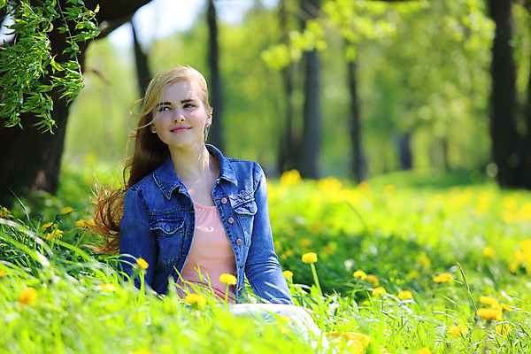 포토 JPG 해외이미지 나무 라이프스타일 공원 여자 꽃 행복 자연 한명 앉기 야외 초록색 금발 노란색 맑음 봄 자유 민들레 해외202004 해외포토 식물 1 헤어스타일 계절 공공시설 감정 컬러 컨셉 모션 날씨 사람 생활 생태계 파일형식 이미지허브