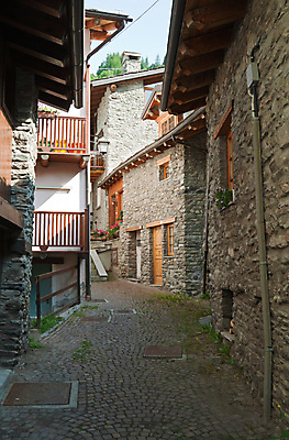 포토 JPG 해외이미지 전통 외관 유럽 도로 길 벽 여행 건축양식 창문 거리 주택 사람없음 야외 건물 문 마을 계곡 이탈리아 수확 골동품 바위 시골 도시 중세 역사 알프스 좁은 타운 옛날 스타일 해외202004 해외포토 건축물 건축 나라 농업 교통시설 돌_바위 파일형식 이미지허브