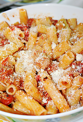 포토 JPG 해외이미지 접시 음식 잎 토마토 재료 부분 치즈 파스타 육류 요리 사람없음 빨간색 식사 저녁식사 이탈리아 흰색 허브 바질 다진 볼로냐 펜네 해외202004 해외포토 식물 식기 유럽 컬러 채소 식재료 유제품 서양음식 파일형식 이미지허브