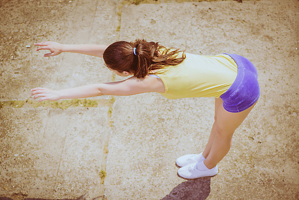 포토 JPG 해외이미지 스포츠 휴식 건강 한명 야외 가로 운동복 운동 햇빛 스트레칭 날씬함 카피스페이스 해외202004 해외포토 1 옷 컨셉 사람 태양 공백 몸매 파일형식 이미지허브