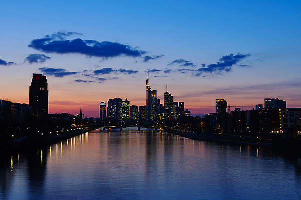 포토 JPG 해외이미지 전등 사람없음 강 고층빌딩 황혼 일몰 새벽 도시 야간 저녁 메인 네온 스카이라인 빛망울 프랑크푸르트 해외202004 해외포토 자연요소 조명 독일 빌딩 빛 노을 파일형식 이미지허브