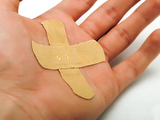 포토 JPG 해외이미지 손 건강 손바닥 사람없음 치료 고통 흰색 막대기 수리 질병 신분 붕대 고정 어려움 해외202004 해외포토 감정 컬러 의학 신체부위 파일형식 이미지허브