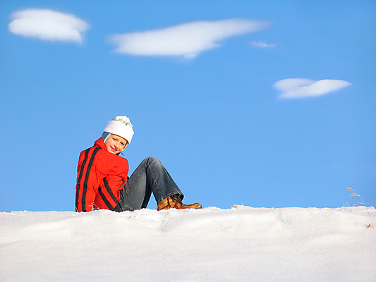 포토 JPG 해외이미지 백인 구름 어린이 크리스마스 겨울 의자 하늘 휴가 휴식 한명 사람 야외 빨간색 파란색 얼음 재킷 흰색 아기 장면 고드름 캡모자 해외202004 해외포토 자연요소 서양인 모자_잡화 1 계절 기념일 컬러 가구 컨셉 외투 파일형식 이미지허브