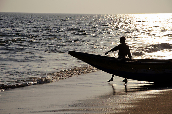 포토 JPG 해외이미지 실루엣 아시아 모래 스포츠 파도 바다 낚시 사람 동양인 풍경 사람없음 물 햇빛 일출 어둠 일몰 보트 인도인 남쪽 해외202004 해외포토 자연요소 외국인 나라 배_교통 레저 촬영기법 인종 태양 노을 방향 파일형식 이미지허브