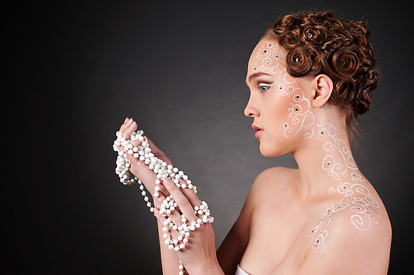 포토 JPG 해외이미지 백인 여자 행복 감정 얼굴 목걸이 갈색머리 나선형 건강 창조 미술 한명 사람 성인 머리 유행 검은색 화장품 흰색 입 화려 그리기 닫기 피부 입술 어깨 목 내추럴 의료성형뷰티 해외202004 해외포토 서양인 1 헤어스타일 컬러 컨셉 무늬 장신구 모션 문화예술 신체부위 뷰티 파일형식 이미지허브