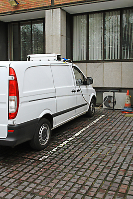 포토 JPG 해외이미지 교통시설 사람없음 흰색 승합차 충전 물류 냉각기 해외202004 해외포토 컬러 교통 승용차 시설 파일형식 이미지허브