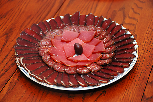 포토 JPG 해외이미지 전통 접시 산업 줄 음식 조각 백그라운드 건조 건강 육류 돼지고기 사람없음 목재 장식 빨간색 주방 식당 저녁식사 이탈리아 거래 소고기 술집 맛 아침식사 지중해 먹기 햄 상업 향기 아로마 부드러움 섬유 노끈 훈제 점심식사 고립 스페인어 줄서기 핸드메이드 해외202004 해외포토 나무 식기 유럽 바다 컬러 컨셉 식재료 재료 모션 상점 식사 직물 감각 냄새 파일형식 이미지허브