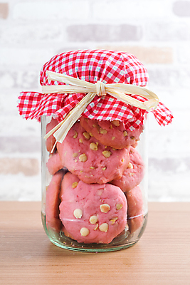 포토 JPG 해외이미지 리본 음식 분홍색 결혼 백그라운드 유리 딸기 디저트 발렌타인데이 선물 사랑 사람없음 목재 컬러풀 갈색 쿠키 케이크 견과류 원형 달콤 맛 설탕 묶기 굽기 활 땅콩 프랑스어 캡모자 해외202004 해외포토 도형 나무 문자 모자_잡화 감정 컬러 컨셉 과일 재료 모션 데이이벤트 재질 이벤트 구이 파일형식 이미지허브