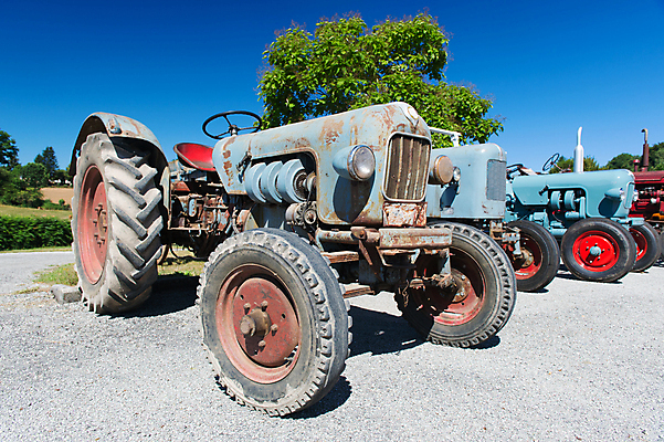 포토 JPG 해외이미지 농업 풍경 사람없음 야외 파란색 농장 회색 프랑스 수확 부식 복고 트랙터 트레일러 프랑스어 옛날 줄서기 많음 해외202004 해외포토 문자 유럽 산업 컬러 컨셉 모션 농기계 특수차량 파일형식 이미지허브