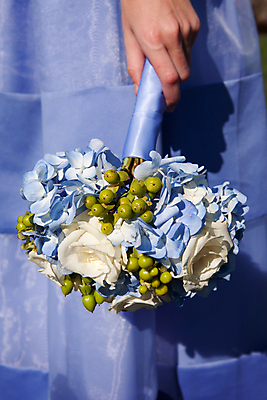 포토 JPG 해외이미지 손 꽃 꽃다발 결혼 결혼식 사람없음 파란색 장미 파티 잡기 들러리 해외202004 해외포토 식물 컬러 모션 이벤트 신체부위 하객 파일형식 이미지허브