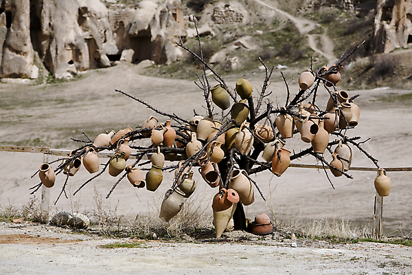 포토 JPG 해외이미지 전통 그릇 아시아 기독교 종교 문화 여행 패턴 건축양식 자연 산 주택 건조 카파도키아 미술 풍경 사람없음 야외 장식 계곡 바위 동굴 이슬람교 모스크 기념품 장면 점토 지역 동쪽 칠면조 수공예 매각 지질학 핸드메이드 환상 해외202004 해외포토 식기 교육 건축 나라 컨셉 무늬 조류 문화예술 건물 돌_바위 공예 방향 오브젝트 생태계 파일형식 튀르키예 이미지허브