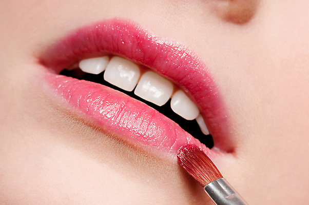 포토 JPG 해외이미지 응시 여자 얼굴 갈색머리 건강 한명 사람 성인 10대 스파 화장품 립스틱 흰색 신선 붓 닫기 피부 순수 입술 어깨 만족 만들기 페인트붓 부드러움 내추럴 의료성형뷰티 해외202004 해외포토 1 헤어스타일 시선 감정 컬러 컨셉 모션 청소년 신체부위 뷰티 감각 파일형식 이미지허브