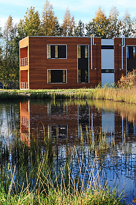 포토 JPG 해외이미지 외관 호수 건축양식 자연 새로움 아파트 주택 사람없음 야외 건물 목재 물 반사 재산 개발 진짜 해외202004 해외포토 자연요소 나무 건축물 건축 컨셉 재료 금융 생태계 파일형식 이미지허브