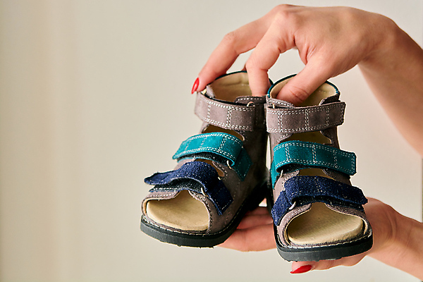 포토 JPG 해외이미지 모양 옷 어린이 스포츠 백그라운드 신발 2 발 부츠 건강 사람 사람없음 치료 파란색 상점 놀이방 아기 쌍 샌들 작음 가죽 묘사 고무 테라피 조절 고립 양발 정형외과 스타일 유일 해외202004 해외포토 컬러 의학 병원 신체부위 뷰티 크기 파일형식 이미지허브