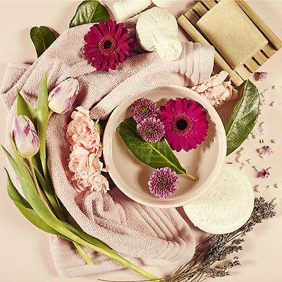 포토 JPG 해외이미지 분홍색 사람없음 하이앵글 수건 튤립 오브젝트 아로마 비누 거베라 아로마테라피 허브볼 해외202004 해외포토 꽃 뷰포인트 컬러 위생용품 테라피 파일형식 이미지허브