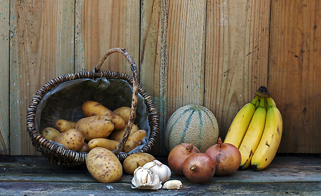 포토 JPG 해외이미지 음식 채소 과일 양파 선반 감자 바나나 마늘 사람없음 목재 초록색 갈색 노란색 수확 멜론 옛날 해외202004 해외포토 나무 컬러 가구 농업 재료 파일형식 이미지허브