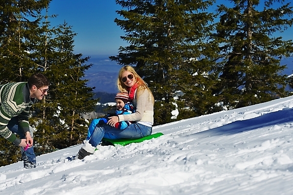 포토 JPG 해외이미지 주간 전신 라이프스타일 여자 남자 행복 아들 어린이 겨울 가족 엄마 휴가 산 함께함 사랑 사람 소년 성인 야외 세명 설원 기쁨 추위 아빠 당기기 승차 썰매 눈썰매장 해외202004 해외포토 자연요소 계절 감정 컨셉 관계 모션 눈_날씨 생활 파일형식 이미지허브