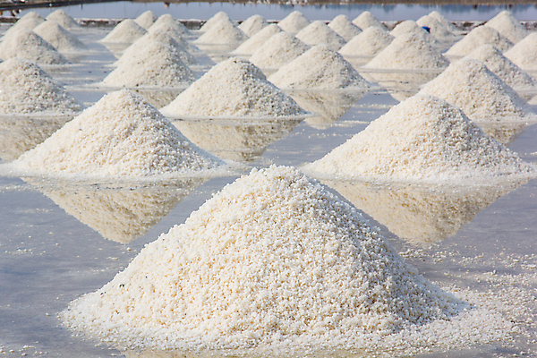 포토 JPG 해외이미지 전통 산업 아시아 음식 바다 밭 재료 태국 자연 건조 사람없음 야외 물 농장 반사 쌓기 맑음 흰색 연못 신선 플랫 크리스탈 향신료 에코 날것 소금 직사각형 흙더미 줄서기 짠맛 해외202004 해외포토 자연요소 도형 나라 컬러 농업 모션 날씨 환경 흙 맛 광석 생태계 향미료 파일형식 더미 이미지허브