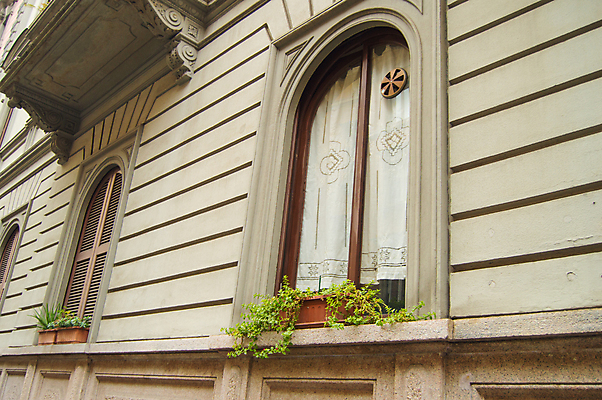 포토 JPG 해외이미지 주간 전통 외관 꽃 유럽 벽 건축양식 창문 유리 날씨 거리 아파트 주택 프레임 풍경 사람없음 건물 장식 초록색 희망 이탈리아 펼침 골동품 발코니 바위 직물 도시 블라인드 커튼 역사 바느질 묘사 복고 셔터 밀라노 서쪽 옛날 해외202004 해외포토 자연요소 식물 건축물 건축 감정 나라 컬러 모션 재질 돌_바위 방향 파일형식 이미지허브