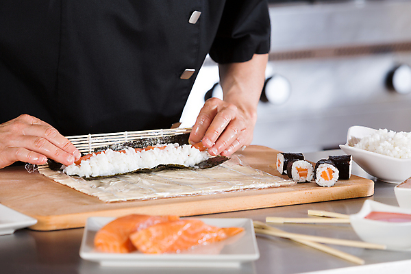 포토 JPG 해외이미지 직업 접시 아시아 음식 백그라운드 유니폼 다이어트 밥 관리 어류 요리 한명 동양인 세트 주방 식당 일본 요리사 검은색 식사 초밥 회 흰색 신선 잡기 작업실 해조류 도쿄 강의 참치 먹기 해산물 준비 날것 롤 연어 해외202004 해외포토 1 식기 옷 나라 컬러 모션 건강 사람 인종 상점 수중동물 해양식물 일본음식 파일형식 이미지허브