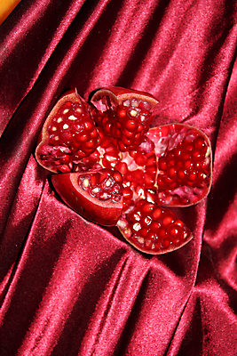 포토 JPG 해외이미지 과일 사람없음 세일 상점 직물 신선 달콤 맛 자르기 오브젝트 석류 진홍색 정물화 특별함 솔깃 해외202004 해외포토 컨셉 모션 빨간색 그림 파일형식 이미지허브