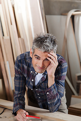 포토 JPG 해외이미지 백인 모델 직업 1 손 응시 남자 포즈 백그라운드 생각 탁자 노동자 사람 성인 두명 세로 연필 카메라 도구 잡기 업무 작업 작업실 재산 수리 목수 책상 목공예 건축업자 심각 옛날 해외202004 해외포토 서양인 시선 건축 가구 컨셉 모션 학용품 신체부위 금융 전자제품 필기구 공예 파일형식 이미지허브