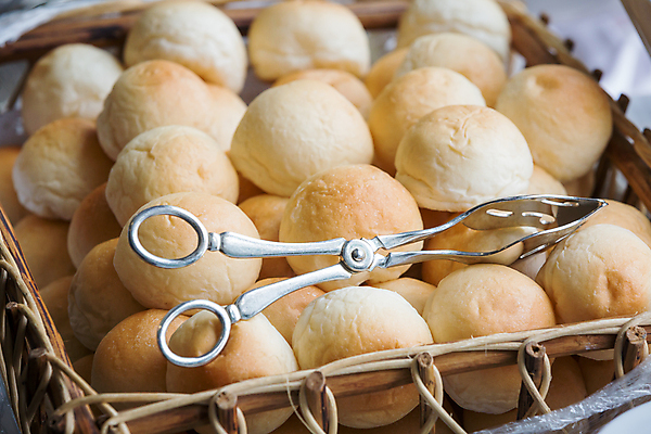 포토 JPG 해외이미지 음식 탁자 사람없음 목재 갈색 바구니 금속 식사 저녁식사 빵집 신선 황금 아침식사 낟알 밀 부드러움 점심식사 번 보유 해외202004 해외포토 나무 빵 컬러 가구 재료 재질 곡류 상점 감각 파일형식 이미지허브