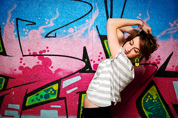 포토 JPG 해외이미지 1 라이프스타일 응시 옷 여자 행복 벽 포즈 신체 청소년 거리 갈색머리 미술 한명 사람 10대 컬러풀 유행 어둠 댄서 춤 도시 그래피티 시원함 엉덩이 예술가 사춘기 테크노 스타일 해외202004 해외포토 직업 헤어스타일 시선 감정 컬러 문화예술 생활 신체부위 낙서 그림 파일형식 이미지허브