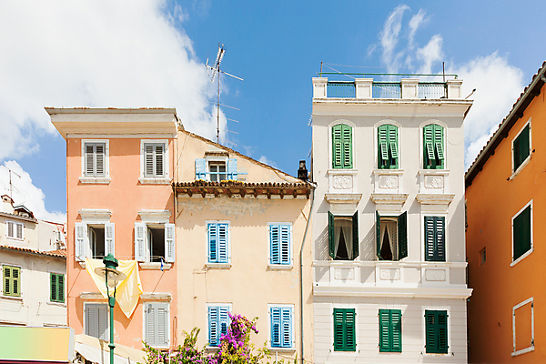 포토 JPG 해외이미지 디자인 유럽 도로 여행 패턴 창문 호텔 휴가 거리 주택 사람없음 건물 장식 여름 햇빛 평화 마을 도시 블라인드 중세 역사 그림 엽서 크로아티아 셔터 구시가지 연금 해외202004 해외포토 건축물 계절 나라 길 컨셉 무늬 교통시설 숙소 태양 커튼 편지 파일형식 이미지허브