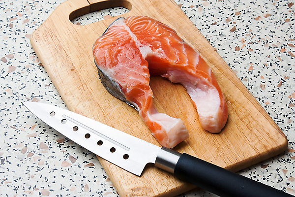 포토 JPG 해외이미지 동물 음식 조각 탁자 건강 관리 어류 요리 사람없음 주방 요리사 기구 신선 칼 선택 맛 자르기 먹기 해산물 준비 눈금 날것 연어 생식 정육점 해외202004 해외포토 직업 가구 컨셉 모션 상점 수중동물 파일형식 이미지허브