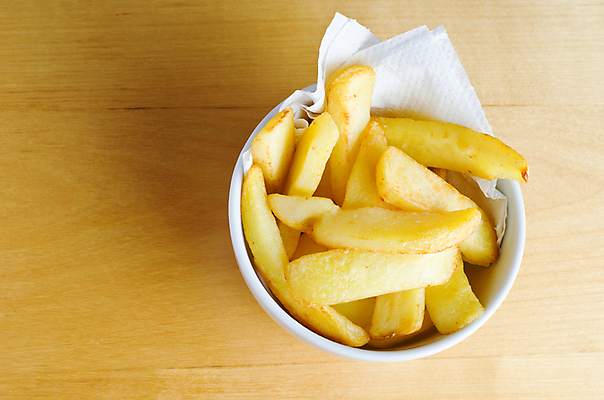 포토 JPG 해외이미지 탁자 표면 감자 요리 사람없음 목재 튀김 감자튀김 흰색 사발 황금 머리위 조감도 해로움 해외202004 해외포토 나무 음식 컬러 가구 컨셉 채소 재료 사기그릇 파일형식 이미지허브