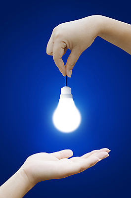 포토 JPG 해외이미지 모양 손 디자인 여자 컨셉 전구 손가락 유리 아이디어 창조 사람없음 파란색 빛 어둠 에너지 램프 심볼 주기 해결 해외202004 해외포토 컬러 모션 재질 조명 사람 신체부위 파일형식 이미지허브