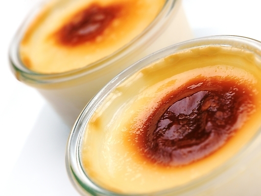 포토 JPG 해외이미지 실내 근접촬영 사람없음 두개 흰배경 푸딩 크렘브륄레 해외202004 해외포토 뷰포인트 백그라운드 2 디저트 내부 흰색 파일형식 이미지허브