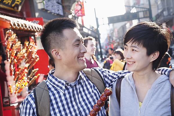 포토 JPG 해외이미지 커플 여자 행복 여행 휴가 함께함 대화 서기 미소 웃음 20대 야외 두명 아웃포커스 가로 세명 친구 컬러풀 중국 우정 달콤 베이징 길거리음식 시리즈 해외202004 해외포토 감정 아시아 음식 컬러 컨셉 관계 모션 촬영기법 표정 말하기 사람 청년 맛 파일형식 이미지허브