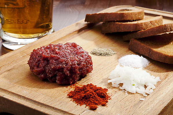 포토 JPG 해외이미지 접시 음식 빵 양파 마늘 육류 스테이크 요리 사람없음 빨간색 초록색 요식업 식당 식사 저녁식사 소고기 흰색 굽기 묘사 매움 날것 토스트 소금 레시피 후추 프랑스어 점심식사 땅바닥 해외202004 해외포토 문자 식기 산업 컬러 채소 식재료 바닥 서양음식 상점 맛 구이 향신료 파일형식 이미지허브