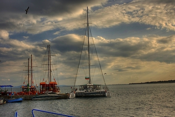 포토 JPG 해외이미지 구름 밧줄 스포츠 바다 여행 요트 교통시설 갈매기 하늘 바람 휴가 항해 사람없음 물 여름 항구 흰색 만 보트 묘사 함선 포트 돛대 뱃놀이 불가리아 해외202004 해외포토 자연요소 계절 줄 컬러 교통 배_교통 조류 날씨 전통놀이 시설 파일형식 남유럽 이미지허브