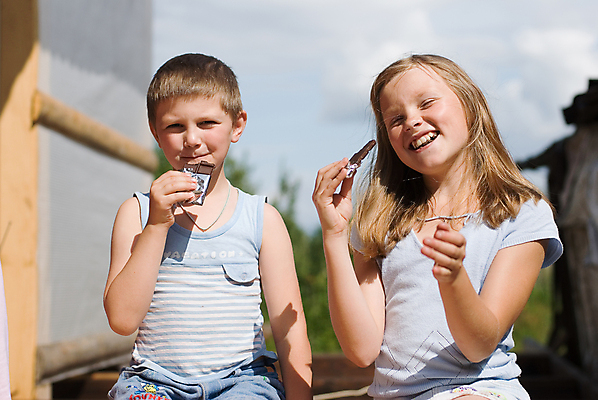 포토 JPG 해외이미지 행복 얼굴 어린이 하늘 휴가 사탕 소년 두명 태양 초콜릿 식사 맛 코 해외202004 해외포토 자연요소 남자 감정 컨셉 디저트 사람 신체부위 파일형식 이미지허브