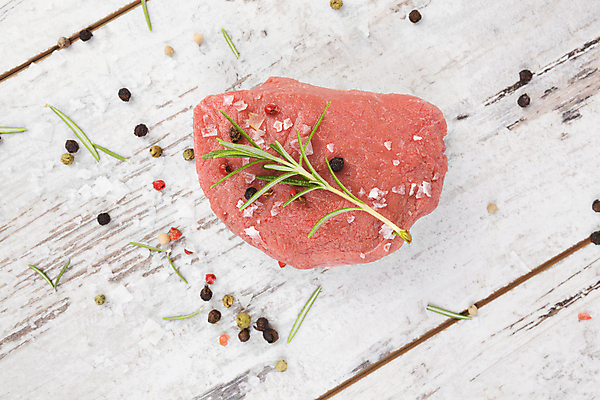 포토 JPG 해외이미지 스튜디오촬영 음식 백그라운드 육류 스테이크 요리 비프스테이크 사람없음 목재 가로 식사 저녁식사 소고기 흰색 시골 신선 혈액 중앙 맛 큼 바비큐 자르기 굽기 후추 로즈메리 등심 정교 해외202004 해외포토 나무 컬러 컨셉 식재료 재료 모션 서양음식 실내 크기 구이 허브 향신료 파일형식 이미지허브