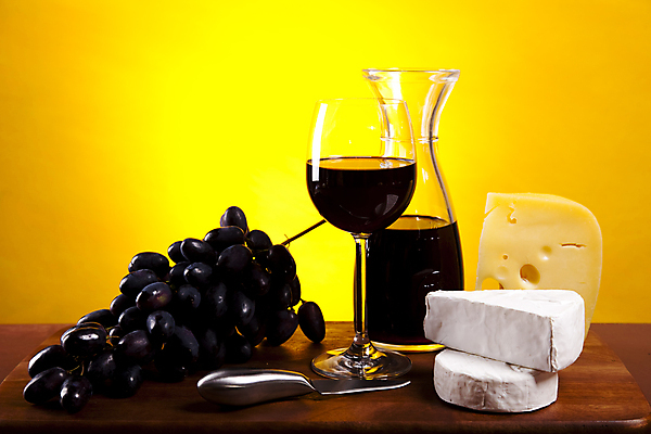 포토 JPG 해외이미지 와인잔 포도 유리병 치즈 사람없음 와인병 나무도마 노란배경 조각치즈 치즈나이프 해외202004 해외포토 조각 백그라운드 술잔 과일 병_용기 유제품 도마 목재 노란색 와인 나이프 파일형식 이미지허브