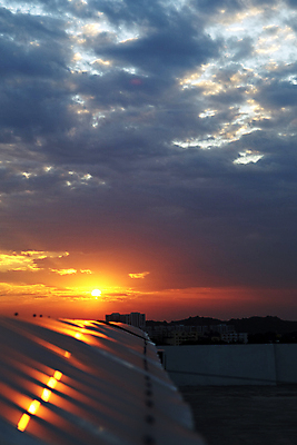 포토 JPG 해외이미지 구름 실루엣 백그라운드 오렌지 하늘 파노라마 풍경 사람없음 건물 빨간색 파란색 빛 도시풍경 컬러풀 태양 검은색 황혼 일몰 새벽 도시 도심 저녁 장면 타운 스카이라인 수평선 해외202004 해외포토 자연요소 건축물 컬러 과일 촬영기법 노을 야간 파일형식 이미지허브