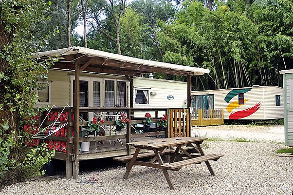 포토 JPG 해외이미지 외관 공원 유럽 여행 컨셉 창문 자연 모바일 휴가 휴식 아파트 주택 사람 풍경 사람없음 야외 목재 초록색 여름 태양 여행객 문 침묵 캠핑 방 프랑스 흰색 소나무 캠핑장 서비스 프랑스어 해외202004 해외포토 자연요소 나무 문자 계절 공공시설 나라 컬러 재료 레저 건물 소리 생태계 파일형식 이미지허브