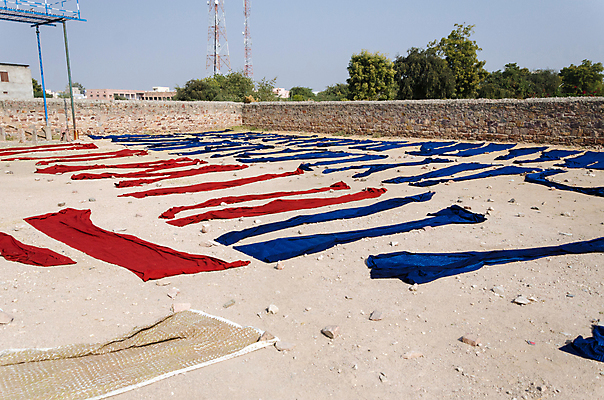 포토 JPG 해외이미지 디자인 산업 아시아 문화 여행 꽃무늬 비즈니스 공장 건조 사람없음 야외 빨간색 파란색 컬러풀 태양 유행 수확 직물 면 작업 상품 인쇄 인도인 무역 질감 수공예 땅바닥 방법 아마 핸드메이드 화학물질 해외202004 해외포토 자연요소 외국인 꽃 나라 컬러 무늬 농업 공업 바닥 동양인 화학 공예 파일형식 이미지허브