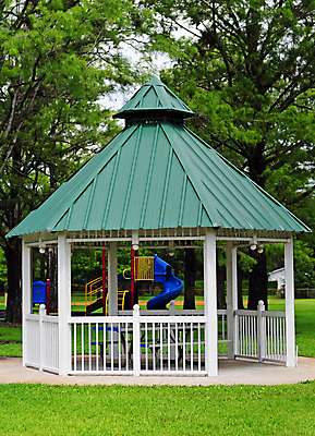 포토 JPG 해외이미지 나무 공원 따뜻함 사람없음 야외 건물 초록색 여름 울타리 평화 미끄럼틀 해외202004 해외포토 식물 건축물 계절 공공시설 컬러 컨셉 담장 놀이기구 파일형식 이미지허브